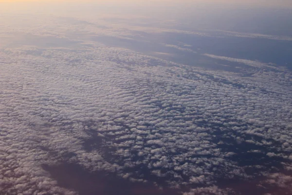 Vista incrível do avião no céu, sol por do sol e nuvens — Fotografia de Stock