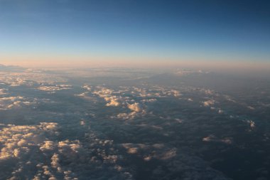 Uçak Rüzgar gelen bulutların üzerinde bir günbatımı manzarası