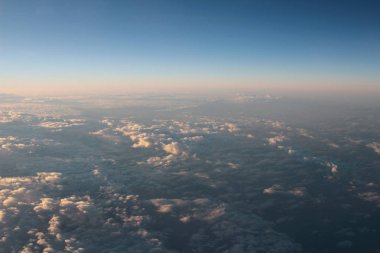 Uçak Rüzgar gelen bulutların üzerinde bir günbatımı manzarası