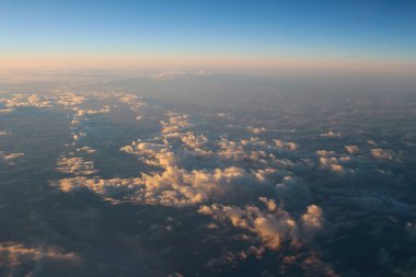 Uçak Rüzgar gelen bulutların üzerinde bir günbatımı manzarası