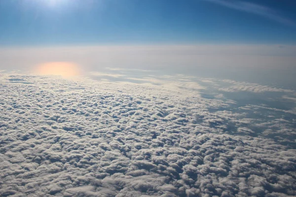 Δείτε πάνω από τη γη σε από τα σύννεφα παρακάτω — Φωτογραφία Αρχείου