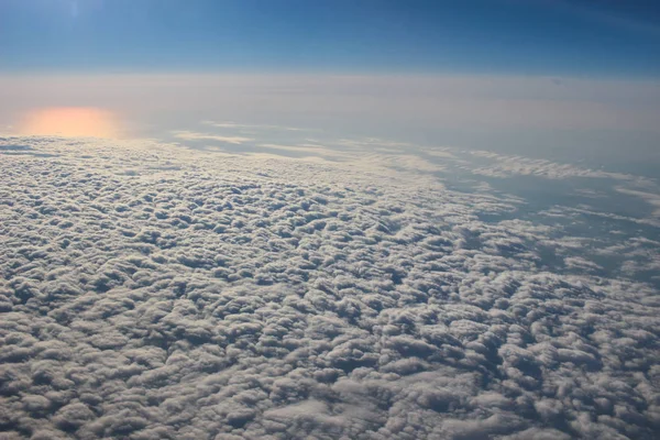 Δείτε πάνω από τη γη σε από τα σύννεφα παρακάτω — Φωτογραφία Αρχείου