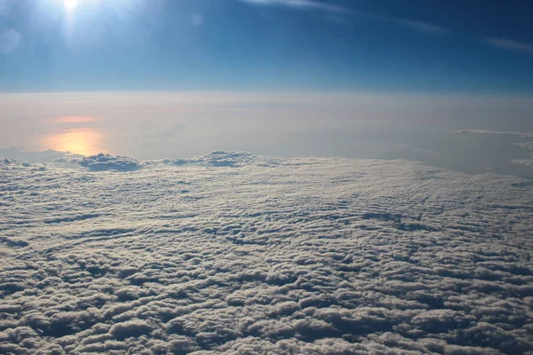 雲の下で地球上を表示します。 — ストック写真