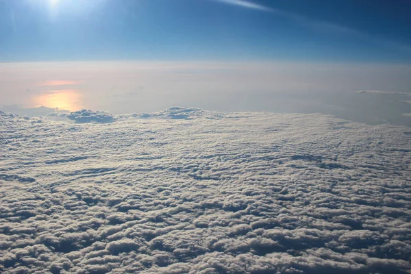 Vue au-dessus de la terre aux nuages ci-dessous — Photo