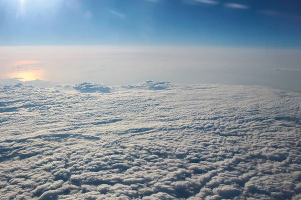 Vue au-dessus de la terre aux nuages ci-dessous — Photo