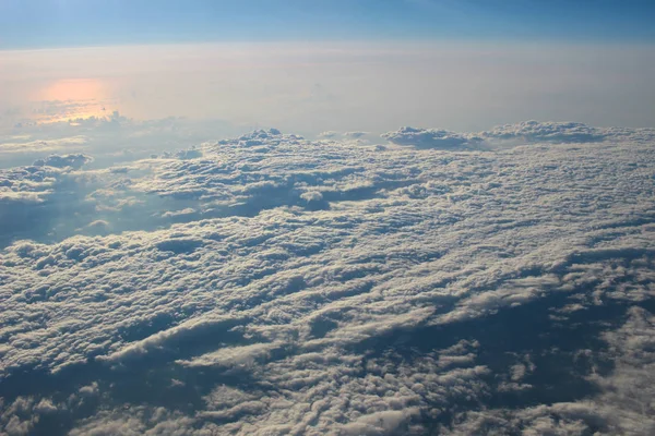 Blick über die Erde auf die Wolken unten — Stockfoto