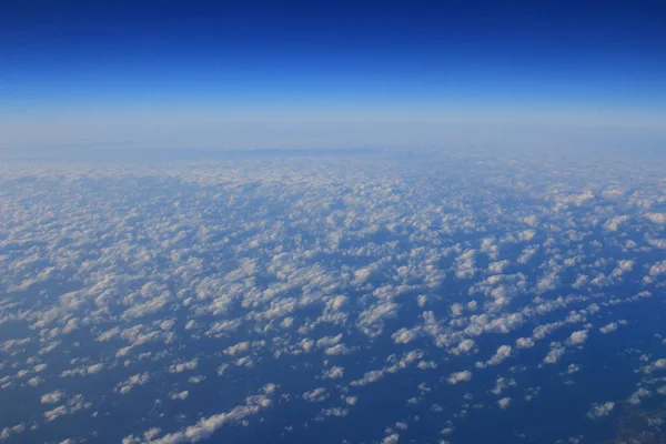 Wolkenformaties gezien vanaf het vlak — Stockfoto