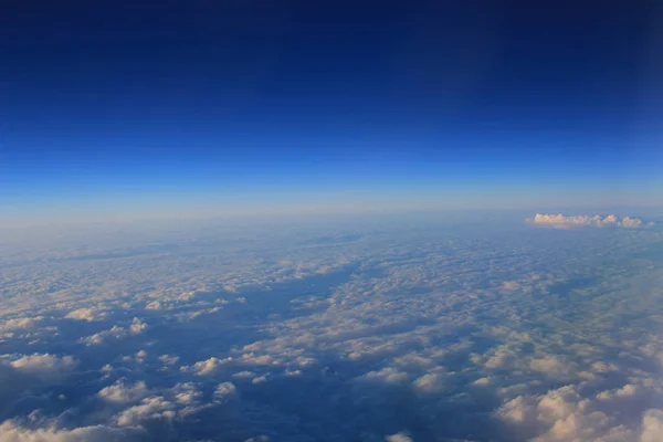 Blue Cloud foi levado em um avião para o fundo — Fotografia de Stock