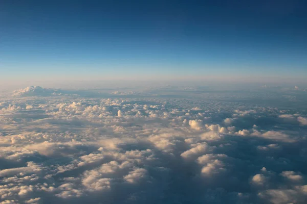 Vue spectaculaire d'un coucher de soleil au-dessus des nuages du vent de l'avion — Photo