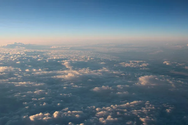 Εκπληκτική θέα του ηλιοβασιλέματος πάνω από τα σύννεφα από τον άνεμο αεροπλάνο — Φωτογραφία Αρχείου