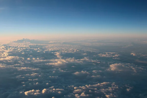 飛行機風から雲の上の夕焼けの眺め — ストック写真