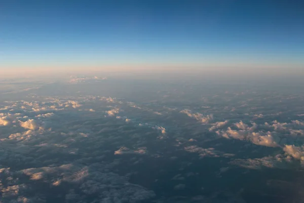 Nádherný výhled na západ slunce nad mraky z letadla vítr — Stock fotografie