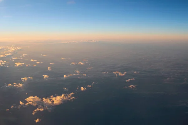 Видовищний вид на захід сонця над хмарами від вітру літака — стокове фото