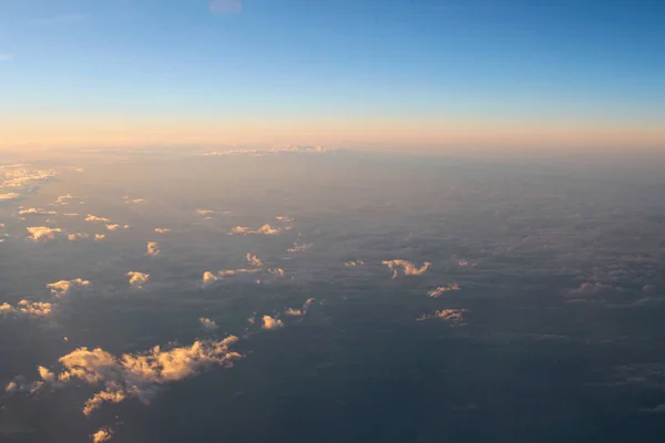 Vue spectaculaire d'un coucher de soleil au-dessus des nuages du vent de l'avion — Photo