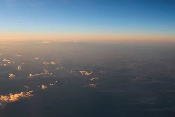 Захватывающий вид на закат над облаками от ветра самолета — стоковое фото