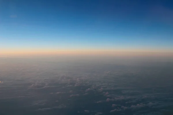 从平面上天空，夕阳太阳和云的惊人观点 — 图库照片