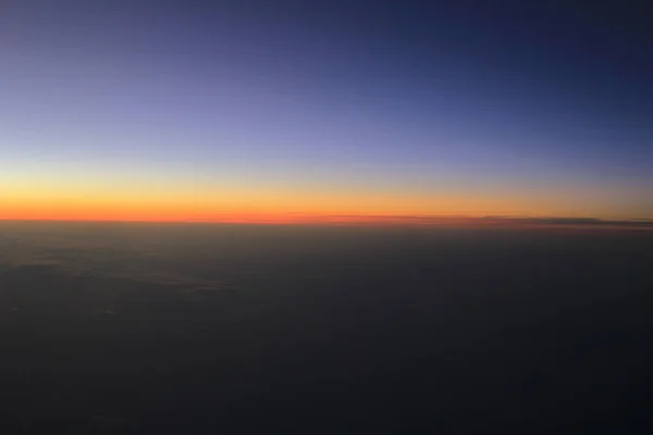 Καταπληκτική θέα από το αεροπλάνο, ουρανό, ήλιο ηλιοβασίλεμα και σύννεφα — Φωτογραφία Αρχείου