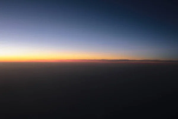 Incredibile vista dall'aereo sul cielo, sole al tramonto e nuvole — Foto Stock