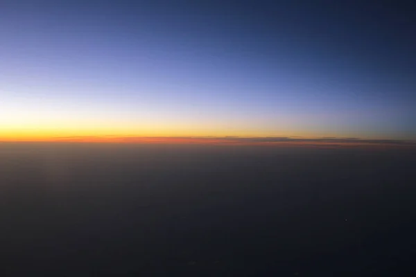 Increíble vista desde el avión en el cielo, el sol puesta del sol y las nubes — Foto de Stock