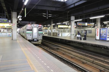  Demiryolu tren durağı Hokkaido, Japonya Sapporo istasyonunda.
