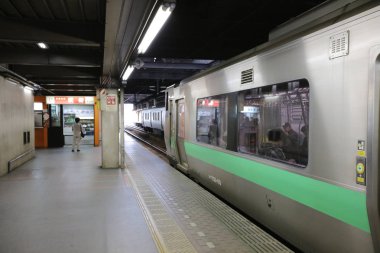  Demiryolu tren durağı Hokkaido, Japonya Sapporo istasyonunda.