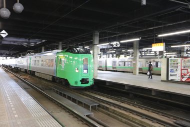  Demiryolu tren durağı Hokkaido, Japonya Sapporo istasyonunda.
