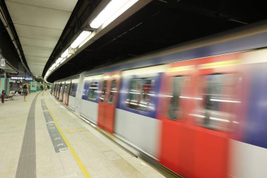 Toplu taşıma treni mong kok istasyonu.