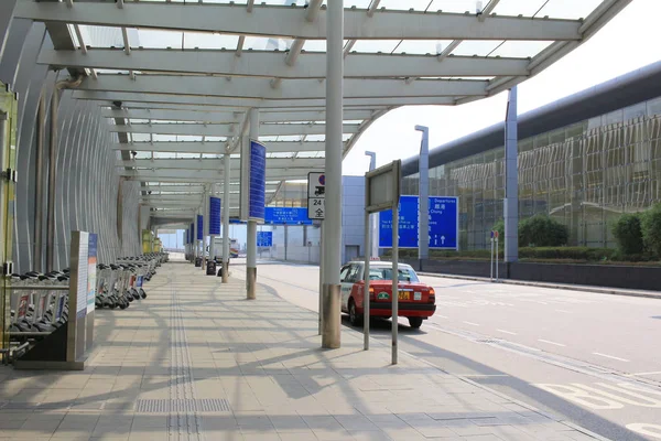 Buiten de Hong Kong International Airport Terminal 2 — Stockfoto