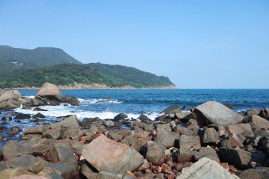 Dalgalar kayalara kırma 