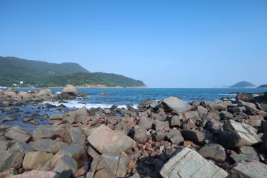 Dalgalar kayalara kırma 