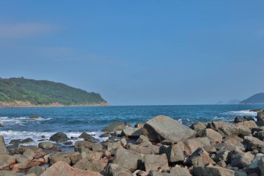 Dalgalar kayalara kırma 