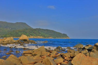 Dalgalar kayalara kırma 