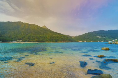 Okyanus plaj kıyısında taş