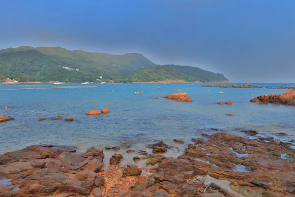 Spiaggia rocciosa con bellissimo mare turchese — Foto Stock