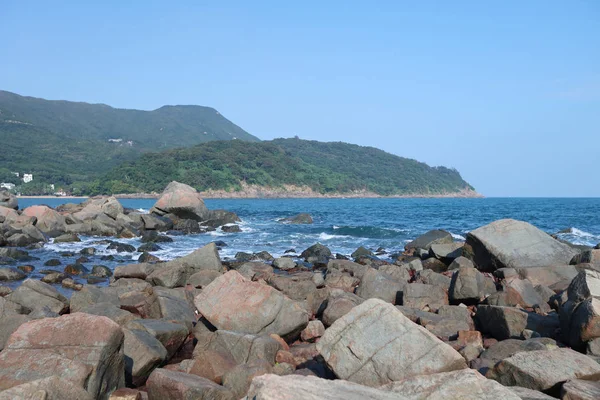 Piedras en la playa de la costa del océano —  Fotos de Stock