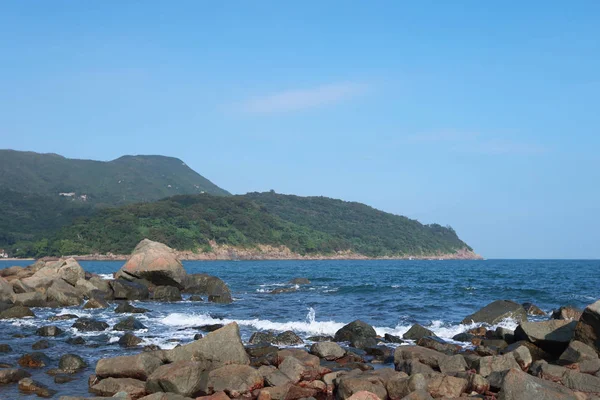 Olas aplastándose contra las rocas — Foto de Stock