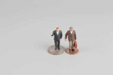 İş adamı sikke yığını üstünde