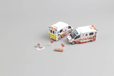 Sağlık görevlileri ambulans araba için bir hasta taşıma