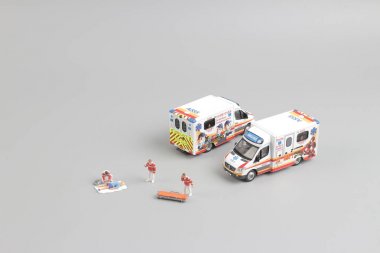 Sağlık görevlileri ambulans araba için bir hasta taşıma