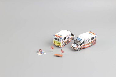 Sağlık görevlileri ambulans araba için bir hasta taşıma