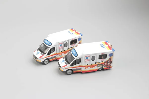 De Ambulance geïsoleerde ter plekke wit terug — Stockfoto