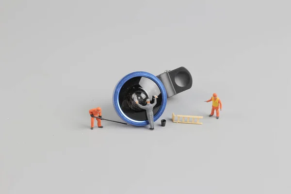 Mini people worker cleaning camera len — Stock Photo, Image