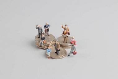 İş adamı sikke yığını üstünde