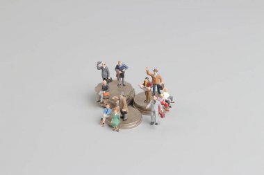 İş adamı sikke yığını üstünde