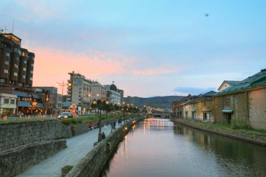 Otaru kanalı eski bir depo yansıması, 