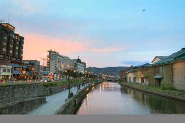 Otaru kanalı eski bir depo yansıması, 