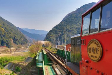 Kyoto Kameoka Torokko istasyonunda eski tren. 