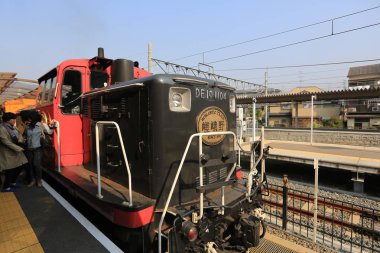  Kyoto Kameoka Torokko istasyonunda eski tren.