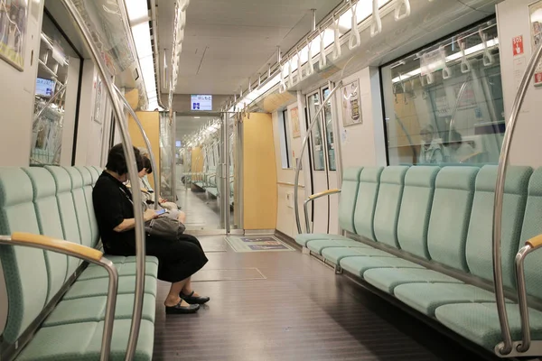 Tåg pendlare i Fukuoka, Japan — Stockfoto