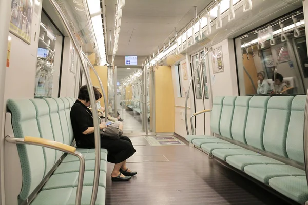 Tåg pendlare i Fukuoka, Japan — Stockfoto